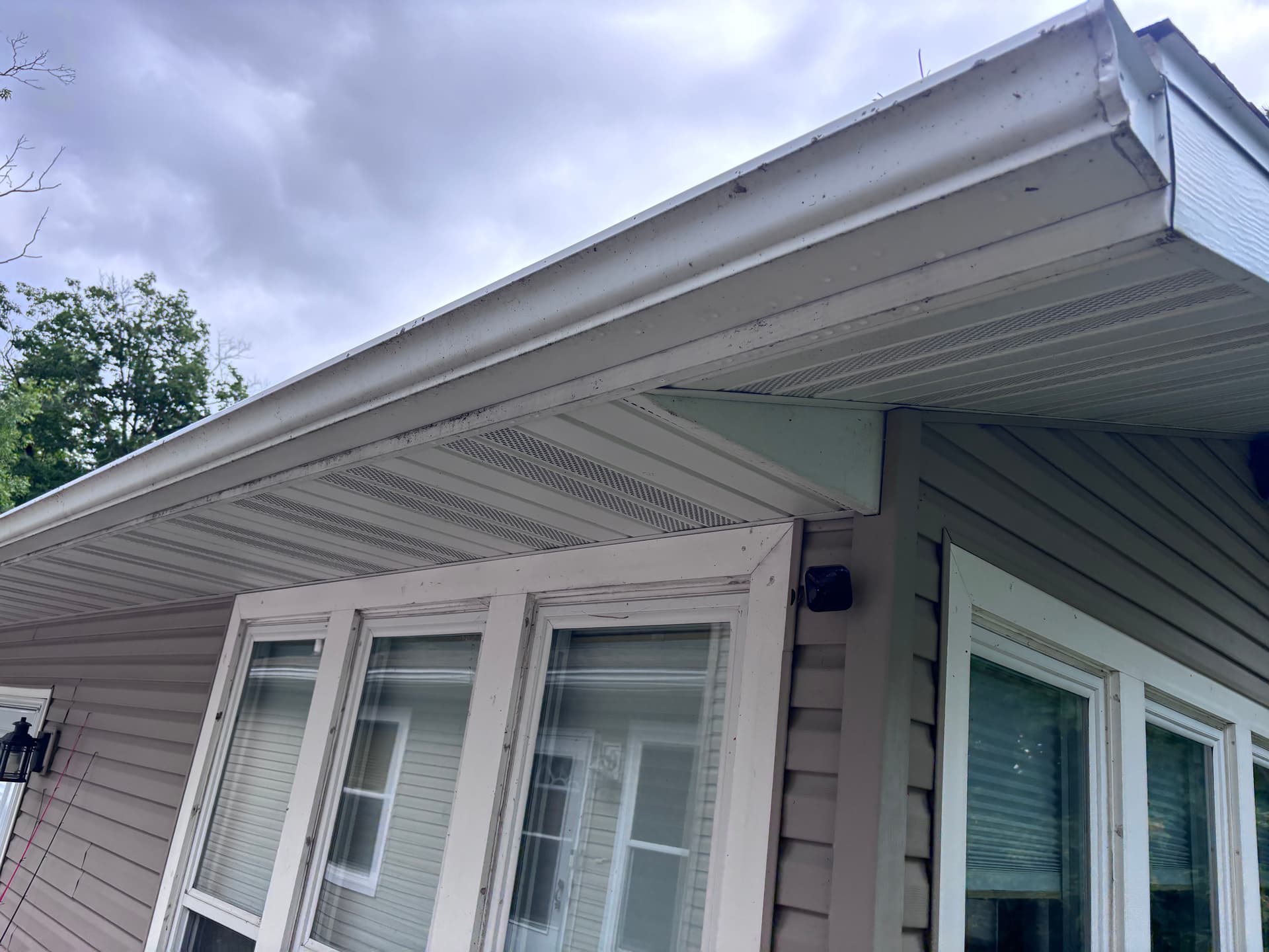 Full House Wash and Gutter Cleaning on a Lakefront Home