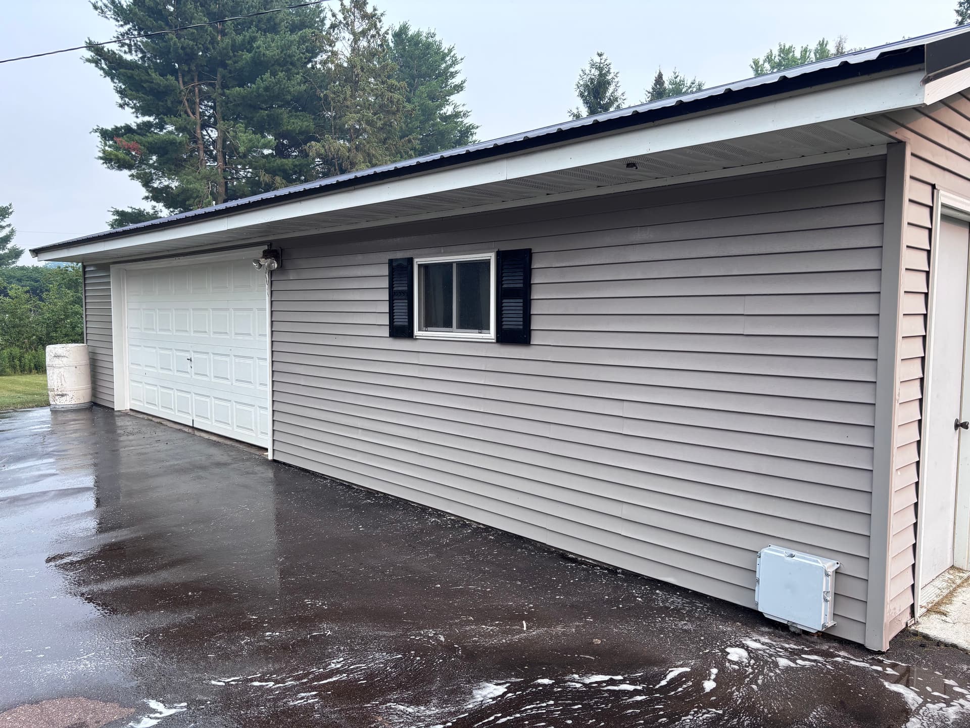 Green Growth and Grime Gone from This Home's Siding